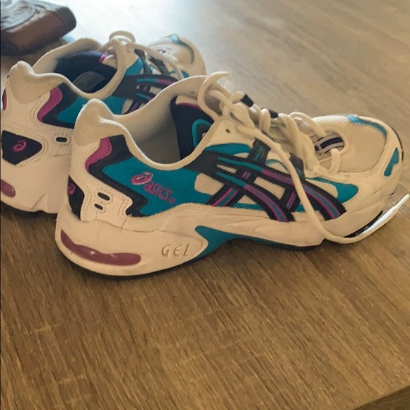 Vintage looking 90s ASICS - Picture 5 of 6